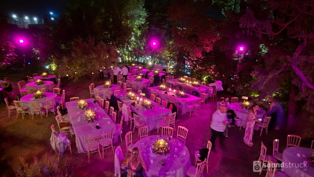 Διάχυτος-φωτισμός-τραπεζιών-γαμήλιας-δεξίωσης-μωβ