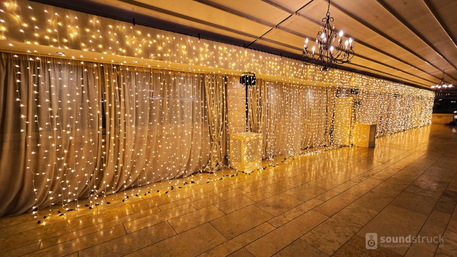 Κουρτίνα-fairy-lights-για-γαμήλια-δεξίωση