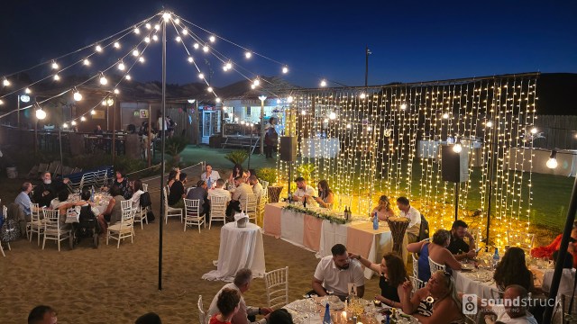 Κουρτίνα-fairy-lights-σε-νυφικό-τραπέζι